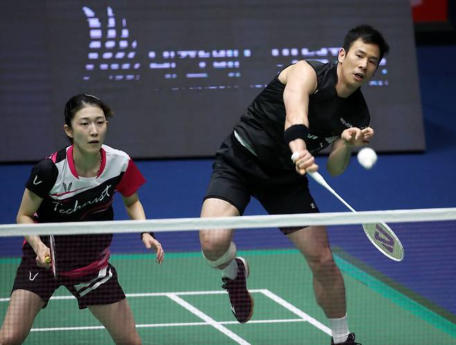 혼합복식 콤비인 고성현(오른쪽)-엄혜원. 지난해 4월 코리아오픈 결승 때다. 연합뉴스