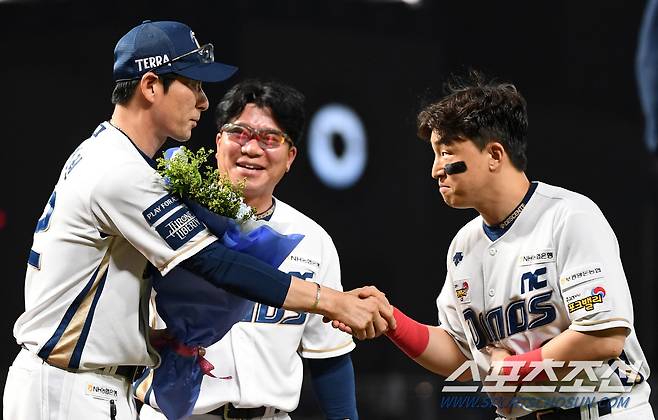 100승 감독 고지에 오른 강인권 감독에게 꽃다발을 건네는 주장 손아섭 '앞으로도 맡겨만 주세요'