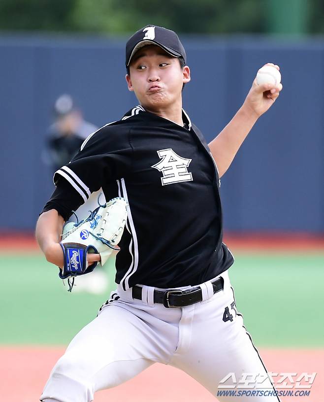 힘차게 투구하고 있는 전주고 손현기.