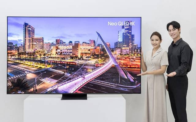 삼성전자 모델이 98형 'Neo QLED 8K' 신모델을 소개하고 있다. /삼성전자