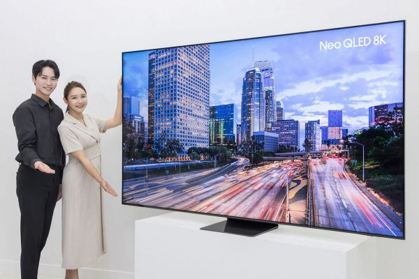 삼성전자 모델이 98형 네오 QLED 8K(QNC990) 신모델을 소개하는 모습. [사진제공=삼성전자]