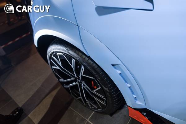 리어 휀더에서 시작된 공기흡입구가 리어 범퍼까지 이어진다