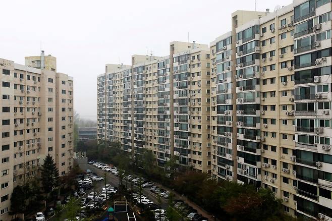 서울시가 지난 7월 10일 50층 재건축을 허용한다고 발표한 이후 신고가 행진을 하고 있는 서울 압구정동 아파트./뉴스1