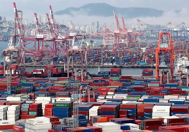 수출 경기 회복 등 국내 실물 경기도 향후 부동산 시장에 영향을 미칠 중요한 요소 중 하나이다. 사진은 지난 6월 12일 부산항 부두 야적장에 컨테이너가 가득 쌓여 있는 모습./뉴스1