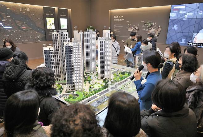 부동산 전문가들은 신규분양, 저가급매물, 경매물건이라면 적극 공략할만 하다고 권한다. 사진은 지난 2월 24일 오후 서울 영등포구 양평동에 마련된 GS건설 영등포자이 디그니티 모델하우스에서 시민들이 모형 주택을 살펴보고 있는 모습./뉴스1