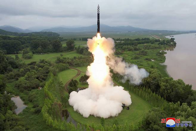 북한이 12일 김정은 국무위원장이 참석한 가운데 신형 고체연료 대륙간탄도미사일(ICBM) 화성-18형을 시험발사했다. /조선중앙통신 홈페이지 캡처