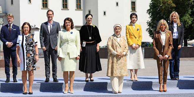 김건희 여사가 12일(현지시간) 빌뉴스 리투아니아 대공 궁전 앞에서 북대서양조약기구(NATO·나토) 정상회의에 동행한 각국 정상 배우자들과 함께 기념 촬영을 하고 있다. 2023.7.12  [공동취재]