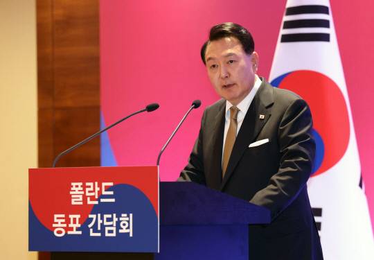 폴란드를 공식 방문한 윤석열 대통령이 12일(현지시각) 바르샤바 한 호텔에서 열린 동포간담회에서 인사말을 하고 있다. 사진=연합뉴스