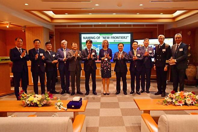 13일 현대미포조선소에서 열린 1만8000CBM급 친환경 고효율 LNG벙커링 선박 명명식 행사 모습. (왼쪽 5번째부터) 성제용 팬오션  LNG사업실장, 김영석 팬오션 경영기획실장, 대모 ‘Ms. 시오반 오리어리’, 김형관 현대미포조선 사장, 윤의성 현대미포조선 상무 ⓒ팬오션