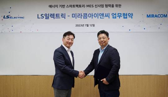 조욱동(오른쪽) LS일렉트릭 생기소재연구소장(상무)과 이종원 미라콤 전략마케팅실장(전무)가 지난 12일 MOU 체결 후 기념사진을 촬영하고 있다. LS일렉트릭 제공