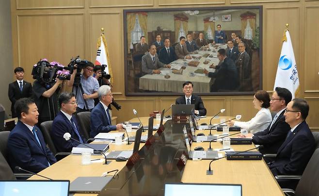 이창용 한국은행 총재가 13일 오전 서울 중구 한국은행에서 열린 금융통화위원회 본회의에서 회의를 주재하고 있다.(사진제공=한국은행)