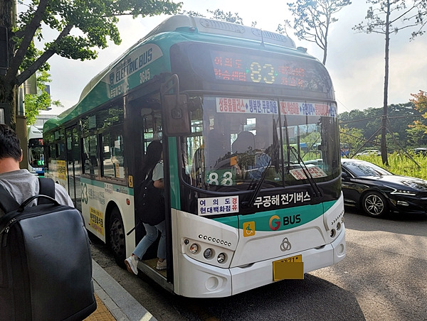 점점 무공해 전기버스들로 대체돼 가는 모습이 흐뭇하다.