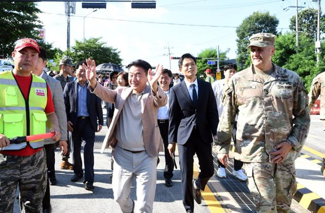 김동근(가운데) 시장이 3일 시민들과 함께 가능동 미군 공여지인 캠프 레드 클라우드 안으로 난 2차로 도로를 걷고 있다. 이 도로가 개방된 건 1953년 7월 부대가 주둔한 지 70년 만이다. 의정부시 제공