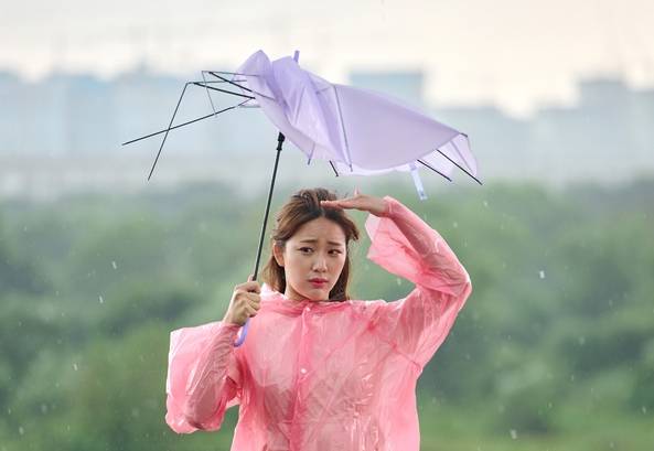 산성비의 산도는 탈모를 유발할 정도로 높지 않지만, 빗물 자체가 두피 건강에 좋지 않은 것은 사실이다./사진=게티이미지뱅크