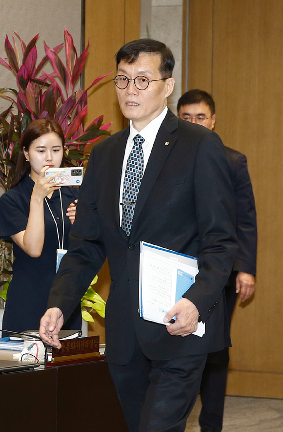 이창용 한국은행 총재가 13일 오전 서울 중구 한국은행 신축 본부에서 열린 금융통화위원회 본회의에 입장하고 있다. [사진=사진공동취재단]