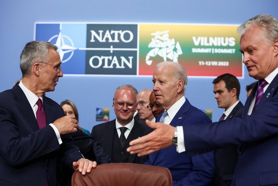 조 바이든 미국 대통령(가운데), 옌스 스톨텐베르그 나토 사무총장(왼쪽), 기타나스 나우세다 리투아니아 대통령이 지난 11일 리투아니아 빌뉴스에서 열린 나토 정상회의에 참석해 대화하고 있다. 로이터=연합뉴스