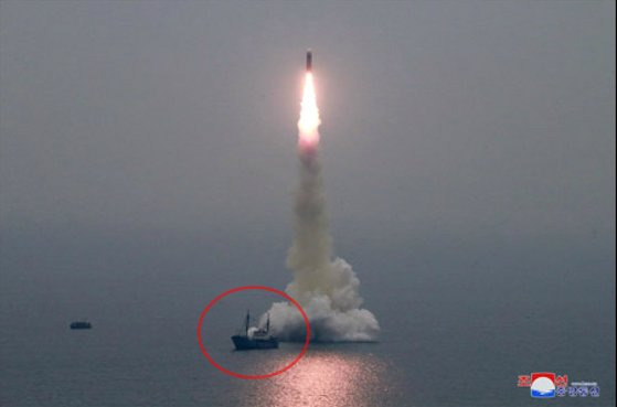 북한이 지난 2019년 10월 2일 신형 잠수함발사탄도미사일(SLBM) '북극성-3형'을 성공적으로 시험발사했다고 조선중앙통신이 3일 보도했다. 미사일 발사 위치 바로 옆에 선박(붉은 원)이 떠 있는 모습이 보이는데 수중발사대가 설치된 바지선을 끌고온 견인선으로 추정된다. 연합뉴스