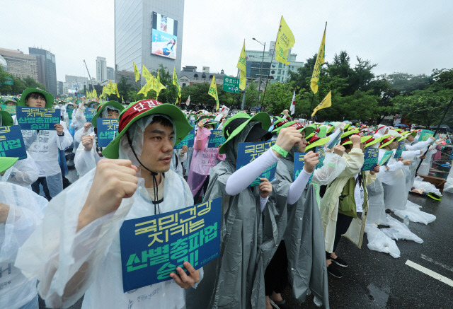 ▲ 전국보건의료산업노조(보건의료노조) 조합원들이 13일 오후 서울 종로구 세종대로 일대에서 열린 산별 총파업 대회에서 인력·공공의료 확충, 간호간병통합서비스 전면 해결 등을 촉구하고 있다. 연합뉴스