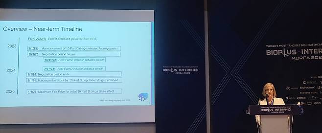 서울 강남 코엑스에서 열린 바이오플러스 인터펙스 2023의&nbsp;‘바이든 행정명령, 한국바이오경제의 영향’ 전문세션에서 13일 IRA 법안에 대해 설명하고 있는 낸시 트래비스 미국바이오협회&nbsp;국제협력 부사장. 남정민 기자