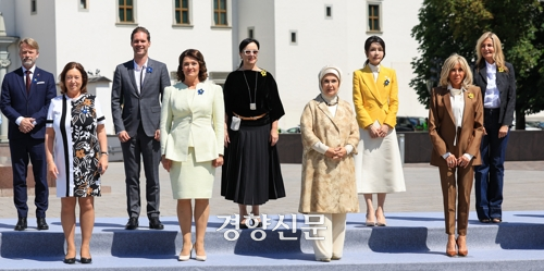 김건희 여사가 12일(현지시간) 빌뉴스 리투아니아 대공 궁전 앞에서 북대서양조약기구(NATO·나토) 정상회의에 동행한 각국 정상 배우자들과 함께 기념 촬영을 하고 있다. 김창길 기자