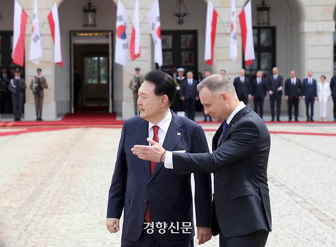 폴란드를 공식 방문 중인 윤석열 대통령이 13일(현지시간) 바르샤바 대통령궁에서 열린 공식환영식에서 안제이 두다 폴란드 대통령과 악수한 후 이동하고 있다. 김창길기자