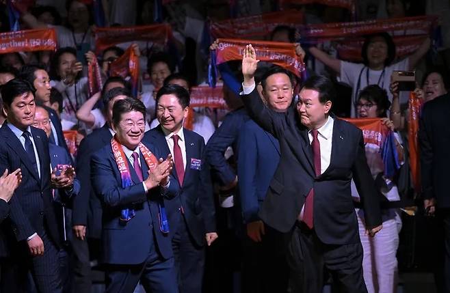 윤석열 대통령이 지난달 28일 서울 중구 장충체육관에서 열린 한국자유총연맹 창립 제69주년 기념식에 입장하며 손을 들어 인사하고 있다. 대통령실 제공