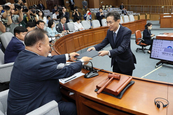 서경환 대법관 후보자가 12일 오전 국회에서 열린 인사청문회에서 이상민 인사청문특위 위원장에게 선서문을 제출하고 있다. 연합뉴스