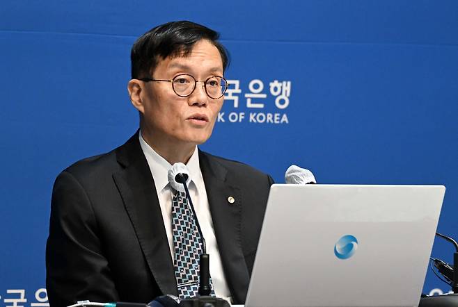 BOK Gov. Rhee Chang-yong delivers the base rate decision made by the Monetary Policy Committee during a press conference held at the bank's headquarters in central Seoul, Thursday. (Yonhap)