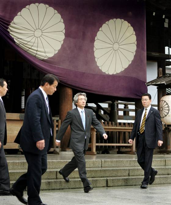 Japanese Prime Minister Junichiro Koizumi, center, pays homage at Yasukuni Shrine in Tokyo on Oct. 17, 2005. [REUTERS/YONHAP]