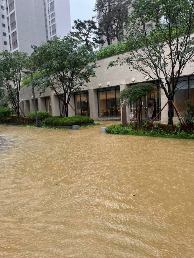 침수로 물에 잠긴 개포자이프레지던스 단지. 커뮤니티 갈무리&nbsp;