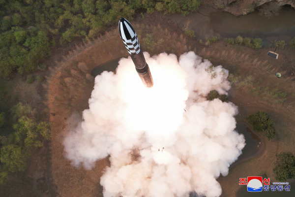 고체연료 엔진을 사용한 북한의 신형 대륙간탄도미사일(ICBM) ‘화성-18형’이 지난 4월 13일 발사장에서 하늘로 솟아오르고 있다. 발사관에서 위로 밀려 나온 뒤 공중에서 점화가 이뤄지는 ‘콜드 론치’(cold launch) 방식이 적용됐다. 연합뉴스