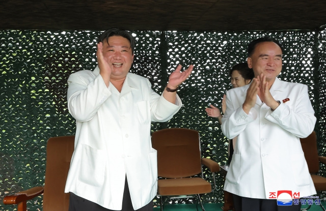 조선중앙통신이 13일 공개한 전날 신형 고체연료 대륙간탄도미사일(ICBM) '화성-18형'의 시험발사 시찰 현장에서 김정은 북한 국무위원장이 활짝 웃으며 박수치고 있다. 연합뉴스