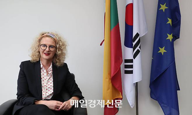 아우스린 아르모나이테(34) 리투아니아 경제혁신부 장관이 지난 6일 서울 중구 주한 리투아니아 대사관에서 매일경제와 인터뷰하고 있다. [사진=이충우기자]