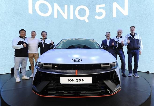 현대자동차가 영국 굿우드 페스티벌에서 아이오닉5 N을 세계 최초로 공개했다. 정의선 회장(오른쪽애서 세번째)과 장재훈 사장(왼쪽에서 세번째) [사진출처=현대차]