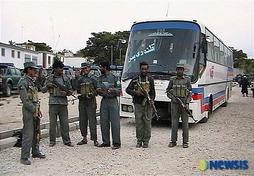 2007년 7월 아프가니스탄에서 납치됐던 한국 선교단이 탑승했던 버스./사진=뉴시스