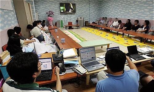 2007년 7월13일 경기도 성남시 분당구의 샘물교회에 모인 피랍자 가족들이 인터넷과 뉴스를 주시하며 석방 소식을 기다리고 있다./사진=뉴시스