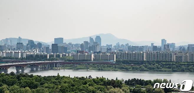 (서울=뉴스1) 이재명 기자 = 서울 강남구 압구정 아파트지구가 최고 70층 높이로 재건축하는 방안이 거론되는 것과 관련, 서울시가 주민 제안에 대해 열린 마음으로 검토한다고 가능성을 열어뒀다.  한강 변 공공기여 비율은 15% 이하에서 10% 내외로 완화됐지만, 특혜 논란은 아니라는 점도 강조했다.   시는 앞서 지난달 25일 압구정 2~5구역에서 신속 통합 기획 주민 설명회를 열고 한강 변 초고층 재건축을 허용한다는 계획을 발표했다.  사진은 8일 오후 서울 강남구 압구정동 재건축 예정 아파트 단지 모습. 2023.5.8/뉴스1  Copyright (C) 뉴스1. All rights reserved. 무단 전재 및 재배포 금지.