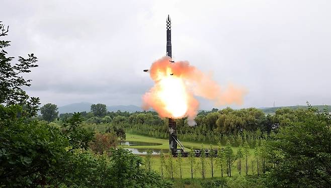 13일 일본 정부가 전날 북한이 동해상으로 발사한 장거리탄도미사일(ICBM)이 지난 4월 발사한 '화성-18형'과 같은 형태로 추정된다고 밝혔다. 사진은 북한이 전날 발사한 고체연료 기반의 신형 ICBM. /사진=뉴스1(노동신문)