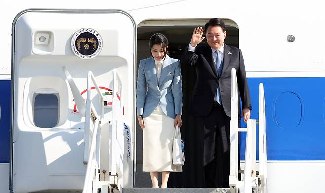 북대서양조약기구(NATO·나토) 정상회의 참석과 리투아니아 방문 일정을 마친 윤석열 대통령과 김건희 여사가 12일(현지시간) 빌뉴스 국제공항에서 다음 방문지인 폴란드로 출발하기 위해 전용기인 공군 1호기에 올라 환송객들에게 인사하고 있다. [연합]