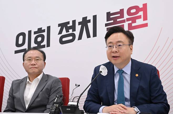 13일 오전 서울 여의도 국회에서 ‘보건의료관련 현안점검회의(비공개)’의 결과 브리핑이 열린 가운데 조규홍 보건복지부 장관이 발언을 하고 있다. 이상섭 기자