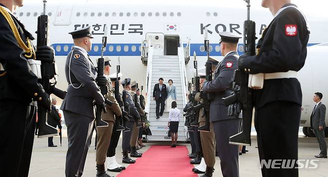 [바르샤바(폴란드)=뉴시스] 전신 기자 = 폴란드를 공식 방문하는 윤석열 대통령과 부인 김건희 여사가 12일(현지시간) 바르샤바 쇼팽 국제공항에 도착해 공군 1호기에서 내리고 있다. 2023.07.13. photo1006@newsis.com