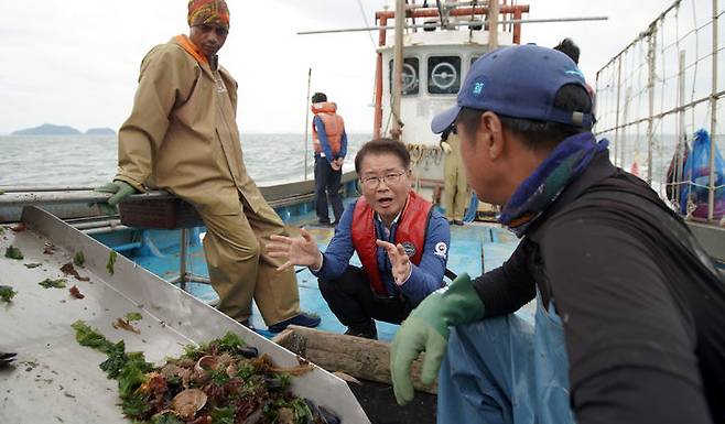 [서울=뉴시스] 고승민 기자 = 고용노동부는 지난 11일 이정식 장관이 경기 안산 대부도 외국인근로자 고용 어업사업장을 방문, 어업선 승선 후 현장 안전점검 및 외국인 근로자들을 격려했다고 밝혔다. (사진=고용노동부 제공) 2023.07.11. photo@newsis.com *재판매 및 DB 금지