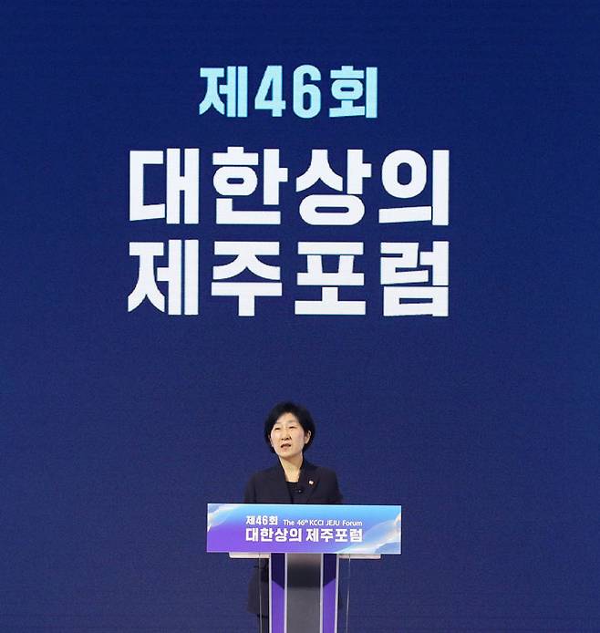 [제주=뉴시스]한화진 환경부 장관이 13일 오전 제주 해비치 호텔·리조트에서 열린 대한상공회의소(대한상의) 주최 제46회 제주포럼에서 정책강연을 하고 있다. (사진 = 대한상의) photo@newsis.com *재판매 및 DB 금지