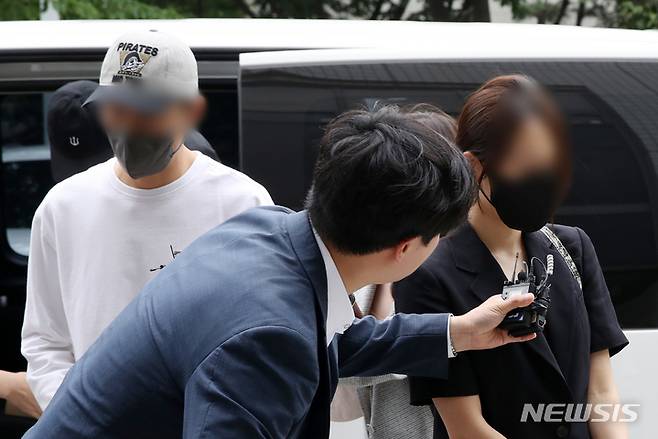 [서울=뉴시스] 조성우 기자 = 소시에테제네랄(SG)증권발(發) 주가 폭락 사태 관련 주가조작 의혹에 연루된 H업체 사내이사 장 모 씨(맨 오른쪽), 이 업체 감사이자 인터넷 매체 대표인 조 모 씨(왼쪽 두 번째)가 1일 오전 서울 양천구 서울남부지방법원에서 열린 구속 전 피의자 심문(영장실질심사)에 출석하고 있다. 2023.06.01. xconfind@newsis.com