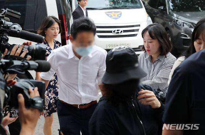 [서울=뉴시스] 김명년 기자 = 소시에테제네랄(SG)증권발(發) 주가 폭락 사태 관련 주가조작 의혹에 연루된 재활의학과 원장 주모씨(왼쪽)와 한 시중은행 지점 기업금융팀장 김모씨(가운데)가 15일 오전 서울 양천구 서울남부지방법원에서 열린 구속 전 피의자 심문(영장실질심사)에 출석하고 있다. 2023.06.15. kmn@newsis.com