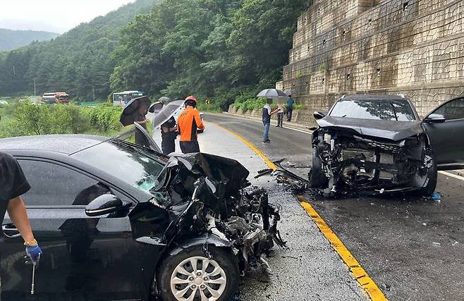 [보은=뉴시스] 안성수 기자 = 13일 오전 10시께 충북 보은군 내북면 두평리 왕복 4차선 도로에서 차량 2대가 충돌했다. 이 사고로 K3 승용차량 운전자인 A씨가 병원으로 옮겨졌으나 숨졌다. (사진=보은소방서 제공) 2023.7.13. photo@newsis.com *재판매 및 DB 금지