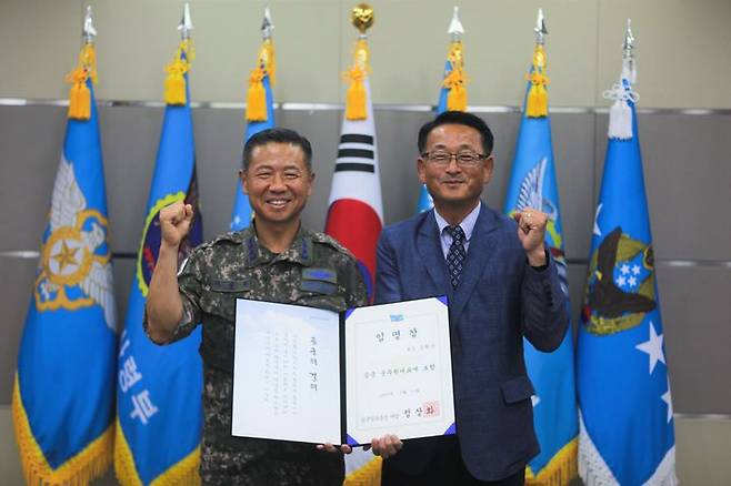 이상학 공군참모차장(사진 왼쪽)이 13일 공군 군무원 대표 조형구 서기관에게 임명장을 준 뒤 기념사진을 찍고 있다. 2023. 07. 13 공군본부 *재판매 및 DB 금지