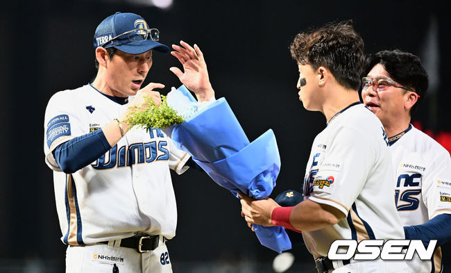 [OSEN=창원, 이석우 기자]NC 다이노스 강인권 감독이 100승을 달성하고 주장 손아섭의 축하 꽃다발을 받고 있다. 2023.07.12 / foto0307@osen.co.kr