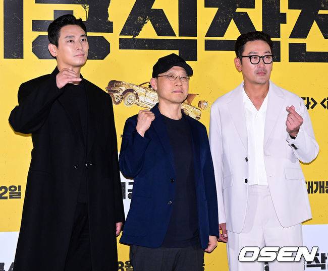 [OSEN=지형준 기자] 13일 오후 서울 강남구 메가박스 코엑스에서 영화 '비공식작전' 언론시사회가 열렸다.  '비공식작전'(감독 김성훈, 배급 쇼박스, 제작 와인드업필름・와이낫필름)은 실종된 동료를 구하기 위해 레바논으로 떠난 외교관 민준(하정우 분)과 현지 택시기사 판수(주지훈 분)의 버디 액션을 표방한다.  배우 주지훈, 김성훈 감독, 배우 하정우가 포토타임을 하고 있다. 2023.07.12 /jpnews@osen.co.kr