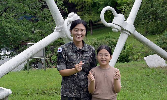 유에리 해군 소령(왼쪽)과 딸 장유정양. 해군 제공